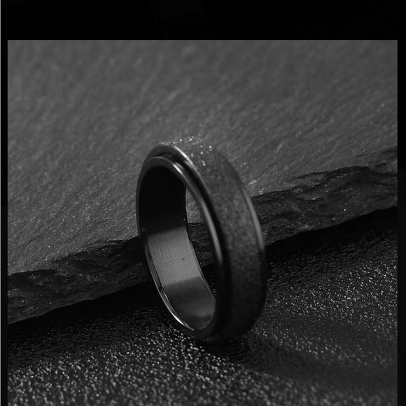 Black Stainless Steel Twist Unisex Ring - Picture 3 of 3